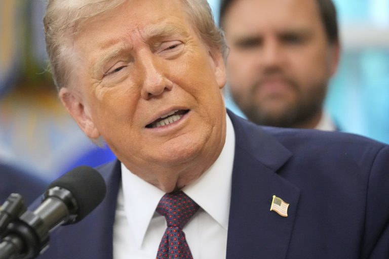 Στο χαμηλότερο επίπεδο της θητείας του έπεσε η δημοτικότητα του Ντ. Τραμπ