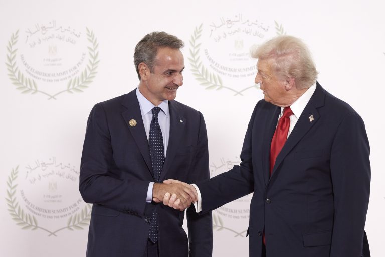 Η θερμή χειραψία Τραμπ με Μητσοτάκη στη Σύνοδο για τη συμφωνία ειρήνης Ισραήλ – Χαμάς