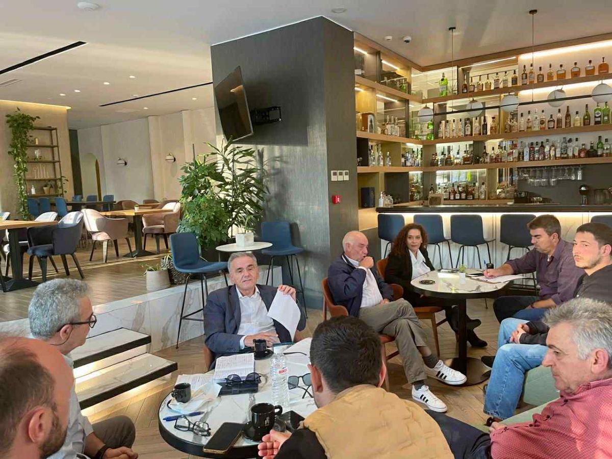 Με εκπροσώπους του Πανελλήνιου Συλλόγου Πληγέντων Κτηνοτρόφων συναντήθηκε ο Ε. Τσακαλώτος στην Λάρισα