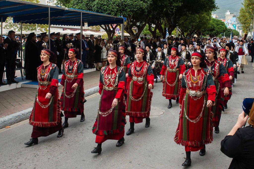 Καλαμάτα Χιλιάδες κόσμου στην παρέλαση για την επέτειο του «ΟΧΙ» (φωτογραφίες)