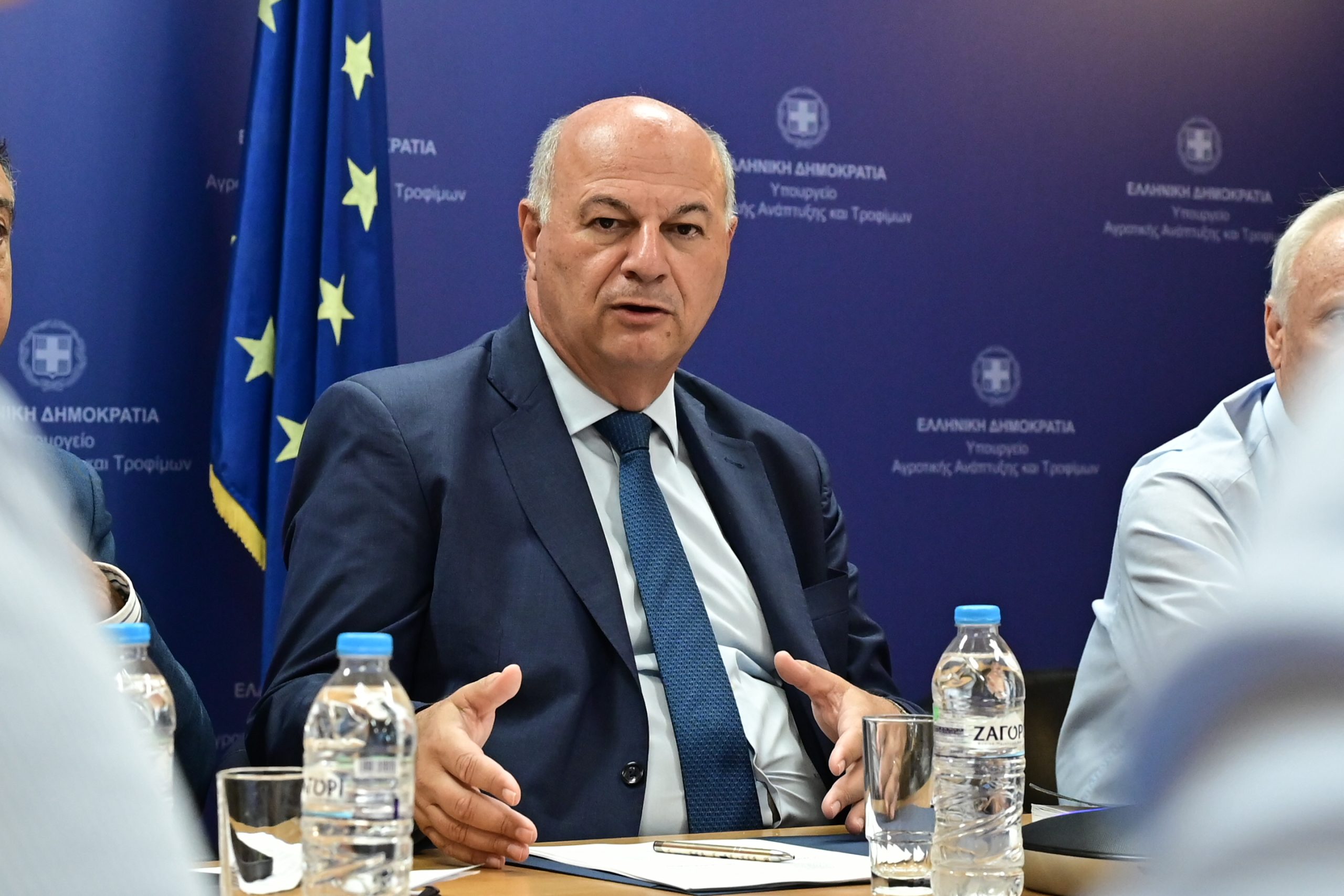 [380343] ΣΥΣΚΕΨΗ ΤΟΥ ΥΠΟΥΡΓΟΥ ΑΓΡΟΤΙΚΗΣ ΑΝΑΠΤΥΞΗΣ ΚΩΣΤΑ ΤΣΙΑΡΑ ΜΕ ΤΟΥΣ ΠΕΡΙΦΕΡΕΙΑΡΧΕΣ ΓΙΑ ΤΙΣ ΖΩΟΝΟΣΟΥΣ   (ΜΙΧΑΛΗΣ ΚΑΡΑΓΙΑΝΝΗΣ/EUROKINISSI)