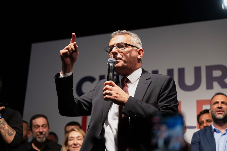 Ποιος είναι ο Τουφάν Ερχιουρμάν που εκτόπισε τον εκλεκτό του Ερντογάν από τα Κατεχόμενα και τι σημαίνει η νίκη του για το Κυπριακό