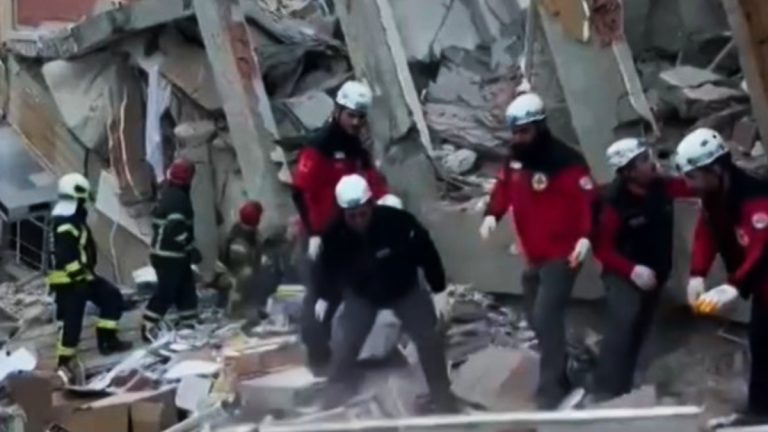 Κατάρρευση κτηρίου στην Τουρκία: Δύο παιδιά νεκρά, ζωντανή ανασύρθηκε μια 18χρονη – Σε εξέλιξη η επιχείρηση απεγκλωβισμού