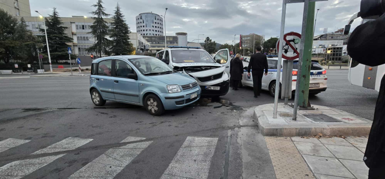 Θεσσαλονίκη: Ιδιωτικό ασθενοφόρο συγκρούστηκε με ΙΧ δίπλα στο ΠΑΜΑΚ