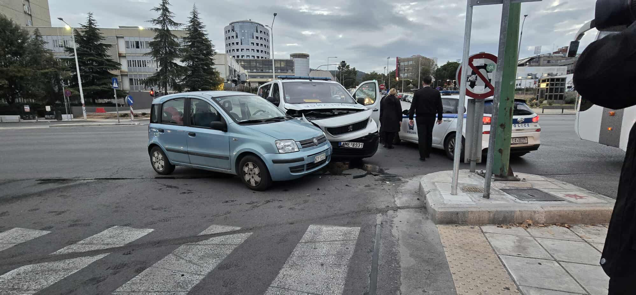 Θεσσαλονίκη: Ιδιωτικό ασθενοφόρο συγκρούστηκε με ΙΧ δίπλα στο ΠΑΜΑΚ