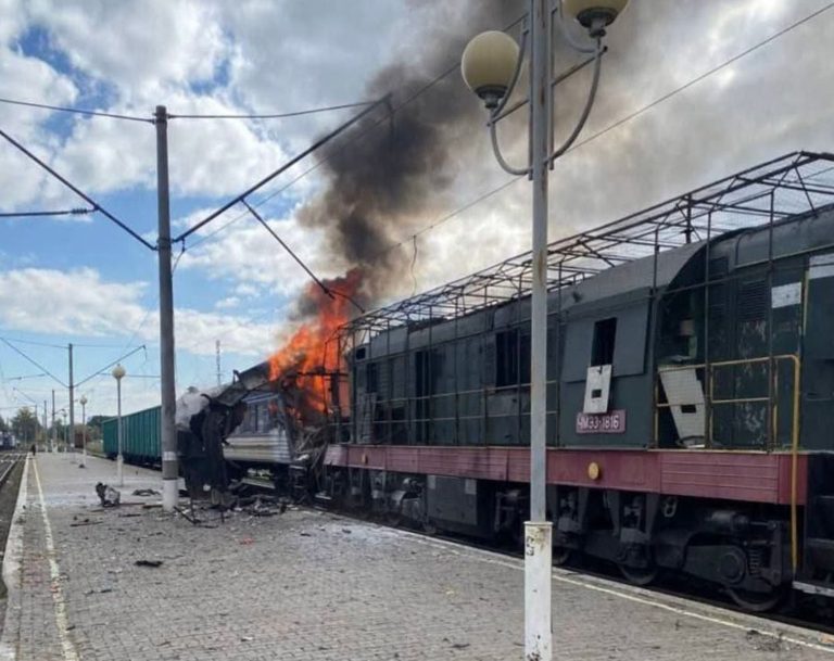Ουκρανία: 30 τραυματίες από ρωσικό πλήγμα σε σιδηροδρομικό σταθμό στο Σούμι – Ζελένσκι: Ήξεραν ότι χτυπούσαν αμάχους (video)