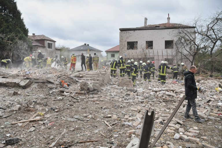 Ιταλοί ακτιβιστές γλίτωσαν «ξυστά» από ρωσική επίθεση κατά την επιστροφή τους από το Κίεβο