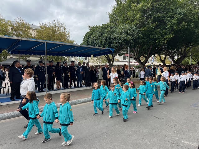 Καλαμάτα Χιλιάδες κόσμου στην παρέλαση για την επέτειο του «ΟΧΙ» (φωτογραφίες)