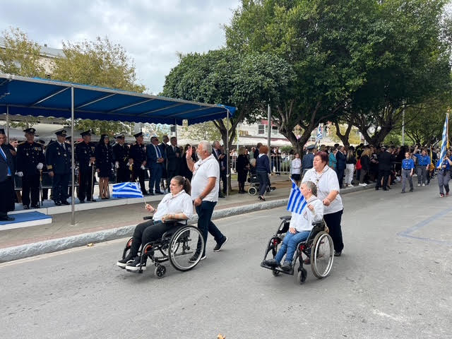 Καλαμάτα Χιλιάδες κόσμου στην παρέλαση για την επέτειο του «ΟΧΙ» (φωτογραφίες)