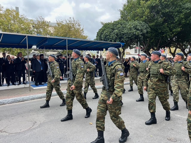 Καλαμάτα Χιλιάδες κόσμου στην παρέλαση για την επέτειο του «ΟΧΙ» (φωτογραφίες)