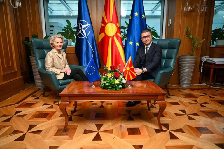 Η Ούρσουλα Φον ντερ Λάιεν καλεί τη Βόρεια Μακεδονία να τροποποιήσει το Σύνταγμά της για να συνεχιστεί η ευρωπαϊκή πορεία της χώρας