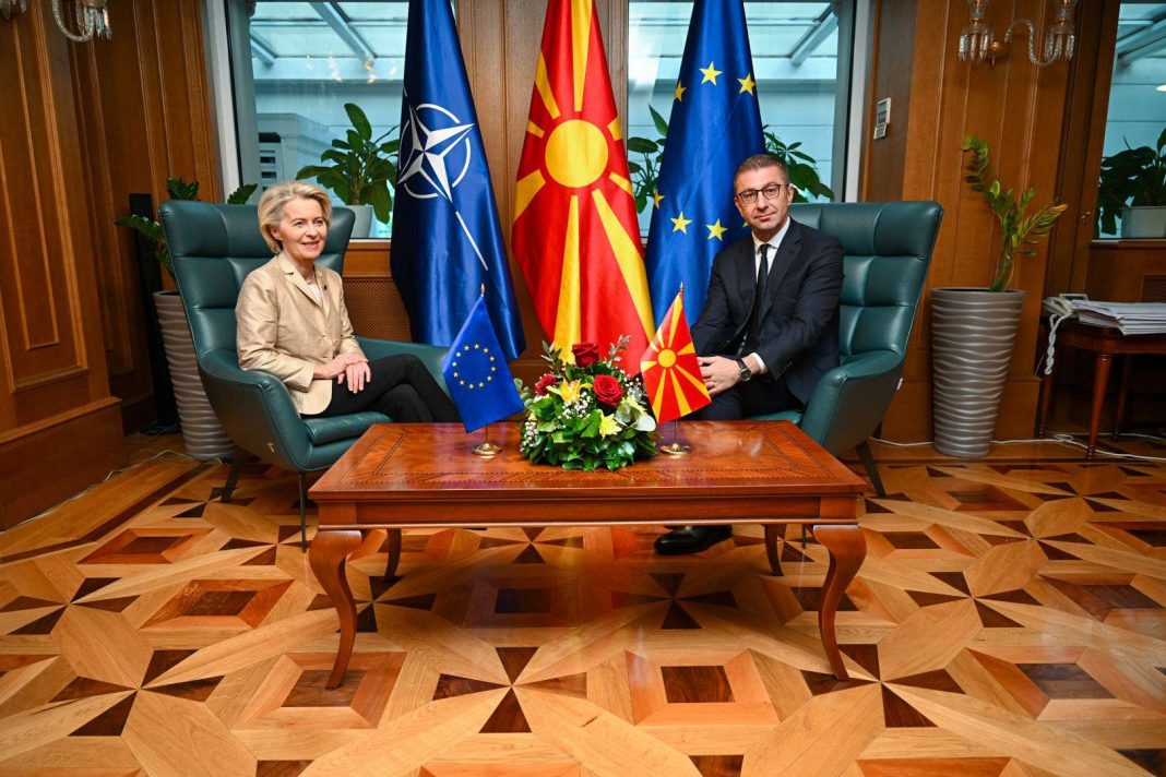 Η Ούρσουλα Φον ντερ Λάιεν καλεί τη Βόρεια Μακεδονία να τροποποιήσει το Σύνταγμά της για να συνεχιστεί η ευρωπαϊκή πορεία της χώρας