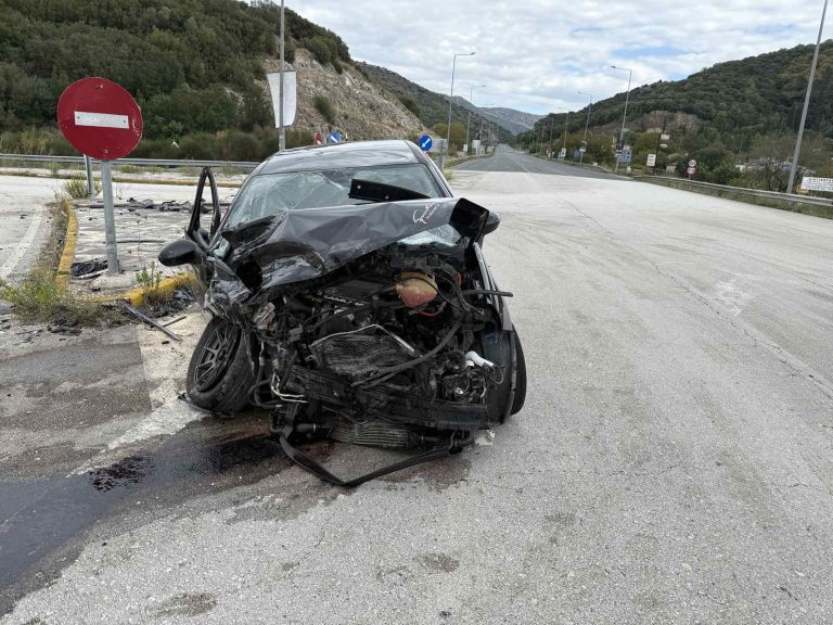 Σφοδρή πλαγιομετωπική σύγκρουση στο Καρτέρι – Στο Νοσοκομείο με τραύματα δύο ηλικιωμένοι