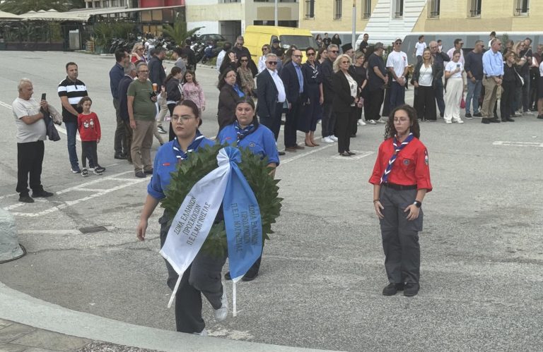 Μαθητές, σπουδαστές και φορείς τίμησαν τους ήρωες του ’40 – 3.500 άτομα θα συμμετάσχουν στην αυριανή παρέλαση στο Βόλο