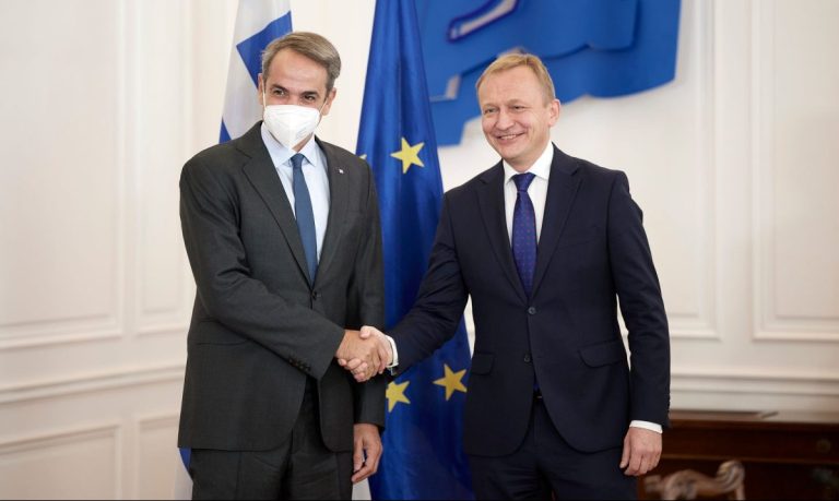 Συνάντηση Μητσοτάκη με τον Ευρωπαίο Επίτροπο για τον Προϋπολογισμό: Ανάγκη δημιουργίας χρηματοδοτικού εργαλείου για εμβληματικά αμυντικά προγράμματα