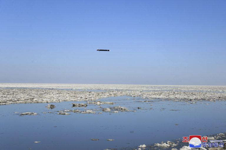 Δοκιμαστική εκτόξευση πυραύλων κρουζ ανακοίνωσε ότι πραγματοποίησε η Βόρεια Κορέα πριν από την επίσκεψη Τραμπ στη Νότια Κορέα