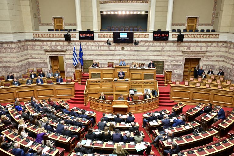 Live η αντιπαράθεση στη Βουλή για το μνημείο του Άγνωστου Στρατιώτη