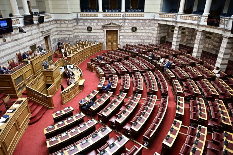 Στα «χαρακώματα» κυβέρνηση – αντιπολίτευση για τον ΟΠΕΚΕΠΕ