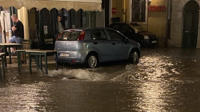 Ισχυρή βροχόπτωση στην Κέρκυρα: Δρόμοι ποτάμια και προβλήματα στην κυκλοφορία