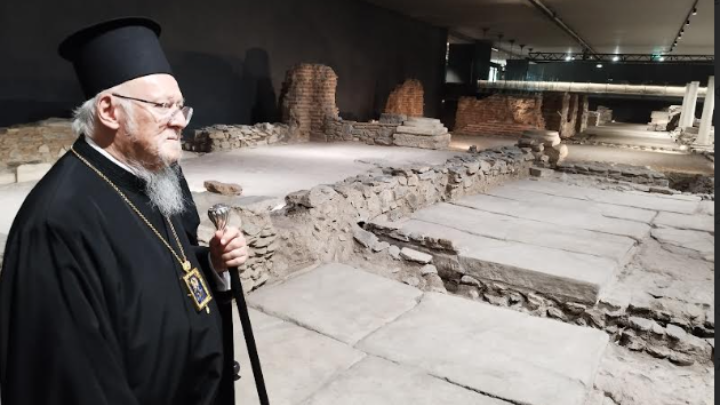 Θεσσαλονίκη: Ο Οικουμενικός Πατριάρχης ξεναγήθηκε στα αρχαία του σταθμού Βενιζέλου στο Μετρό