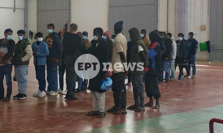 Στον χώρο προσωρινής φιλοξενίας στην Αγυιά, οι μετανάστες που διασώθηκαν το βράδυ στην Γαύδο