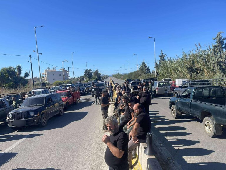 Στον δρόμο οι αγροτοκτηνοτρόφοι των Χανίων – Απέκλεισαν τον ΒΟΑΚ (βίντεο)