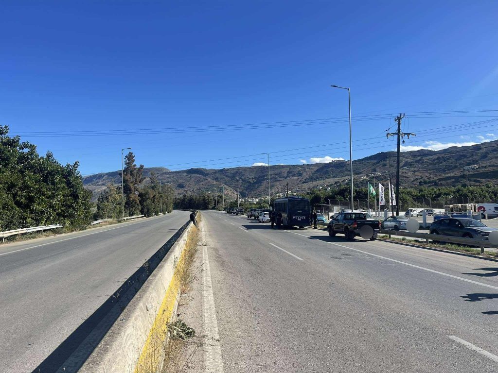 Στον δρόμο οι αγροτοκτηνοτρόφοι των Χανίων – Απέκλεισαν τον ΒΟΑΚ (βίντεο)