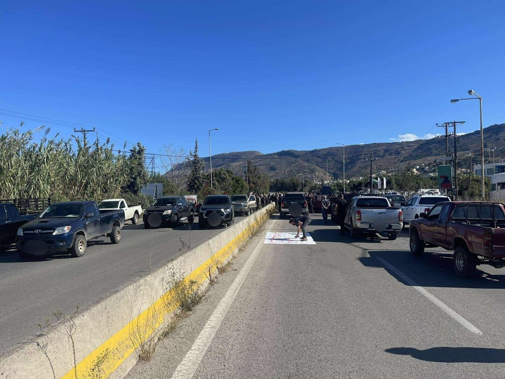 Στον δρόμο οι αγροτοκτηνοτρόφοι των Χανίων – Απέκλεισαν τον ΒΟΑΚ (βίντεο)