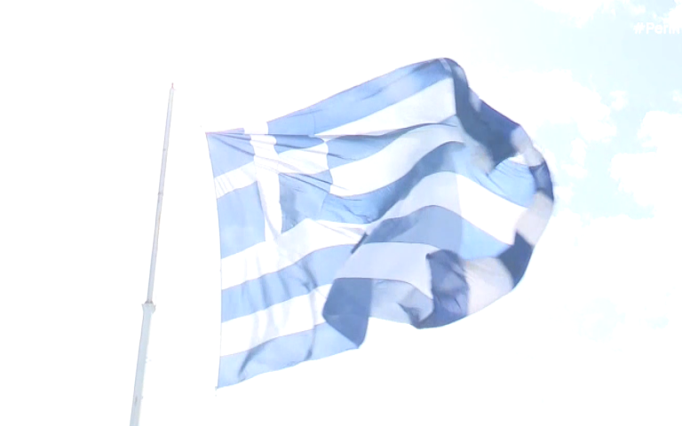 Υψώθηκε και φέτος η τεράστια ελληνική σημαία στο λιμάνι της χίου