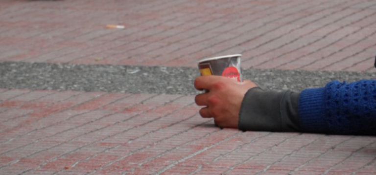 Θεσσαλονίκη: Έβγαζαν τα παιδιά τους στην επαιτεία- Τα παρακολουθούσαν από κοντινό σημείο