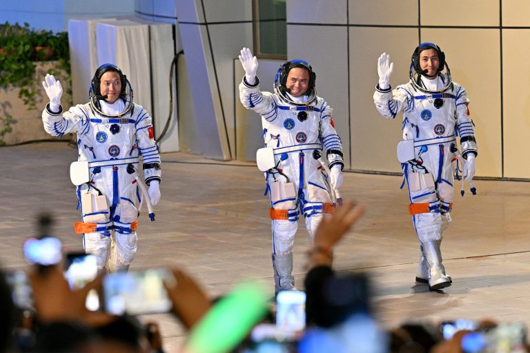 Η Κίνα έστειλε τρεις αστροναύτες και τέσσερα ποντίκια στον διαστημικό σταθμό Τιανγκόνγκ