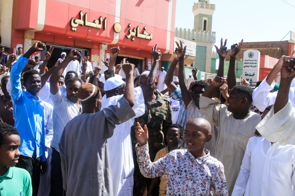 Σουδάν: Χιλιάδες εγκαταλείπουν πόλεις και χωριά μετά την κλιμάκωση των συγκρούσεων – Χωρίς νερό και τροφή οι εγκλωβισμένοι