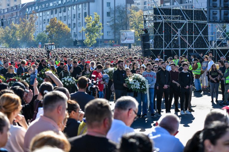 Σερβία: Μεγαλειώδης συγκέντρωση έναν χρόνο  μετά την τραγωδία στον σιδηροδρομικό σταθμό – Απεργία πείνας αρχίζει μητέρα θύματος