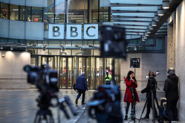 NYT: Γιατί το BBC αντιμετωπίζει τη χειρότερη κρίση των τελευταίων δεκαετιών