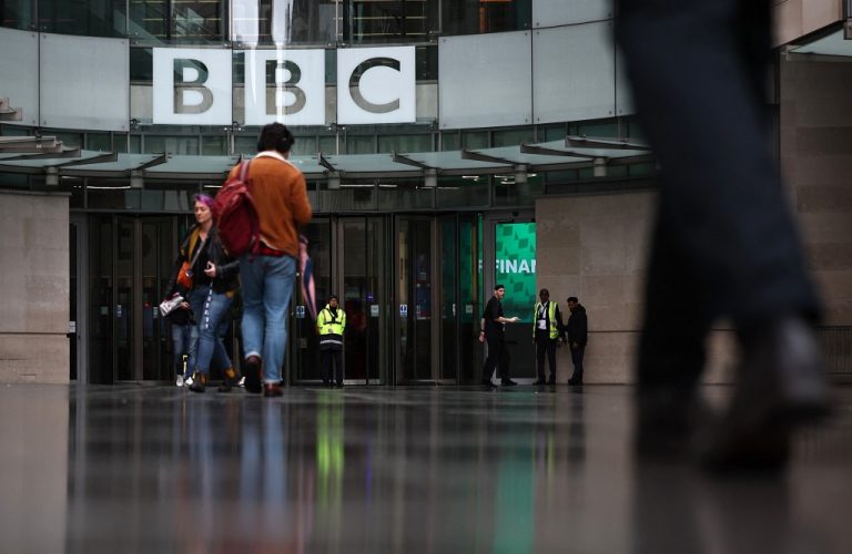 Κλιμακώνεται η κρίση στο BBC – Η απειλή μήνυσης Τραμπ, η αυριανή ακρόαση στη Βουλή και το διακύβευμα για τη δημόσια ενημέρωση