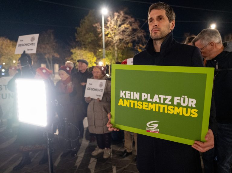 Αυστρία: Διαδηλώσεις στη Βιέννη κατά εκδήλωσης που τιμά ναζιστή πολιτικό