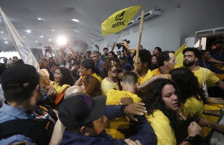 COP30: Διαδηλωτές που κρατούσαν κοντάρια εισέβαλαν στον χώρο της Διάσκεψης – Συγκρούσεις με τους φρουρούς ασφαλείας