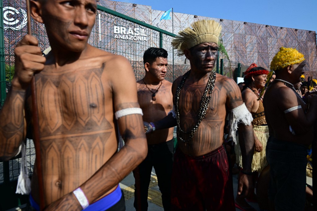 Βραζιλία: Αυτόχθονες διαδηλωτές αποκλείουν την είσοδο της διάσκεψης του ΟΗΕ για το κλίμα (COP30) στο Μπελέμ
