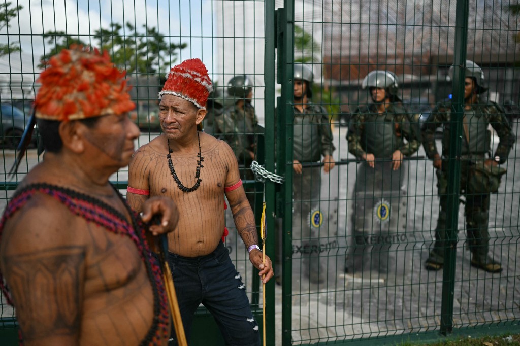 Βραζιλία: Αυτόχθονες διαδηλωτές αποκλείουν την είσοδο της διάσκεψης του ΟΗΕ για το κλίμα (COP30) στο Μπελέμ