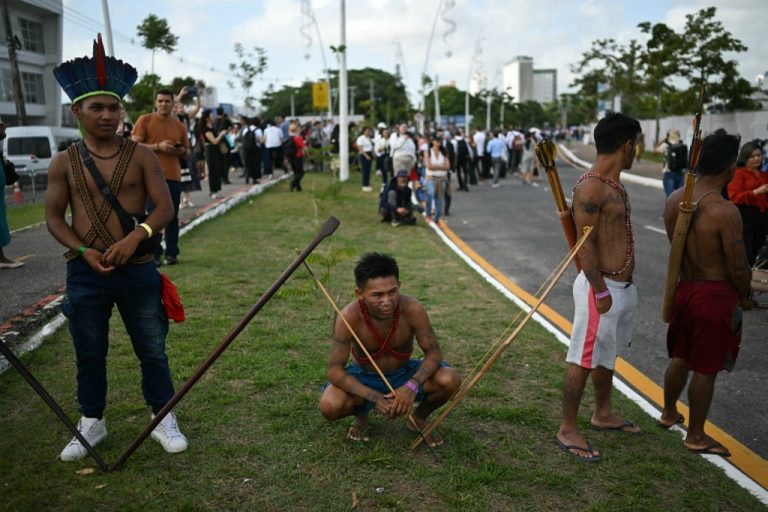 Βραζιλία: Αυτόχθονες διαδηλωτές αποκλείουν την είσοδο της διάσκεψης του ΟΗΕ για το κλίμα (COP30) στο Μπελέμ