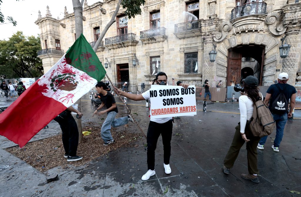 Επεισοδιακή διαδήλωση στην πόλη του Μεξικού – Περισσότεροι από 120 τραυματίες