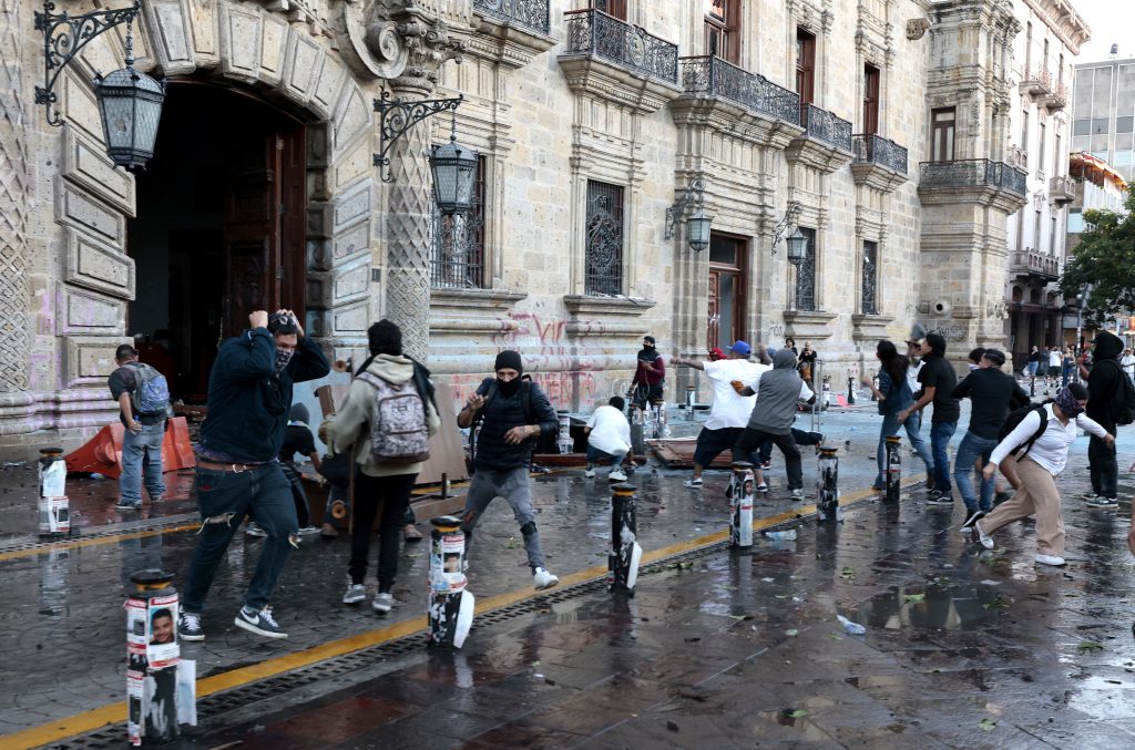 Επεισοδιακή διαδήλωση στην πόλη του Μεξικού – Περισσότεροι από 120 τραυματίες