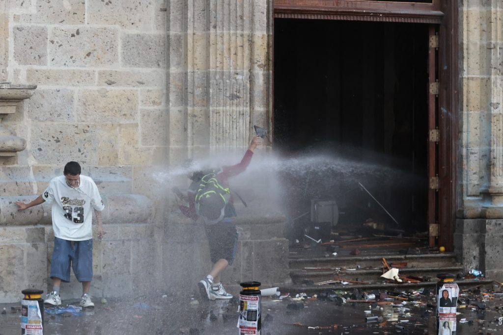 Επεισοδιακή διαδήλωση στην πόλη του Μεξικού – Περισσότεροι από 120 τραυματίες