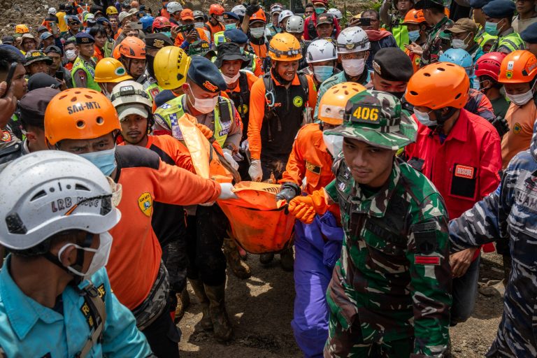 Φονικές κατολισθήσεις στην Ινδονησία – Τουλάχιστον 30 νεκροί