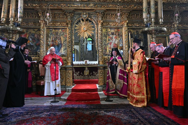 Ιστορική συνάντηση στο Φανάρι – Υπεγράφη η κοινή δήλωση Οικουμενικού Πατριάρχη και Πάπα