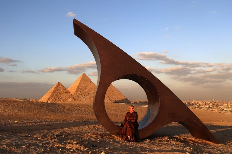 Οι Πυραμίδες ως Καμβάς: Η Έκθεση «Forever Is Now» Επιστρέφει στην Γκίζα