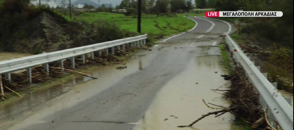 Σφοδρή κακοκαιρία σε Μεγαλόπολη, Καλαμάτα, Βόνιτσα: Δύο άτομα παρασύρθηκαν και οδηγοί ΙΧ εγκλωβίστηκαν, ανάμεσά τους μία έγκυος (Εικόνες)