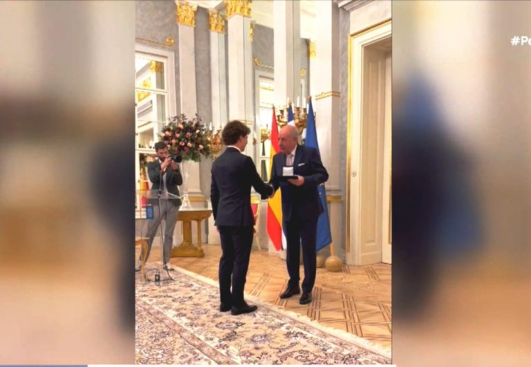 Χρυσό μετάλλιο τιμής στον σέρφερ που έσωσε από πνιγμό πατέρα και κόρη