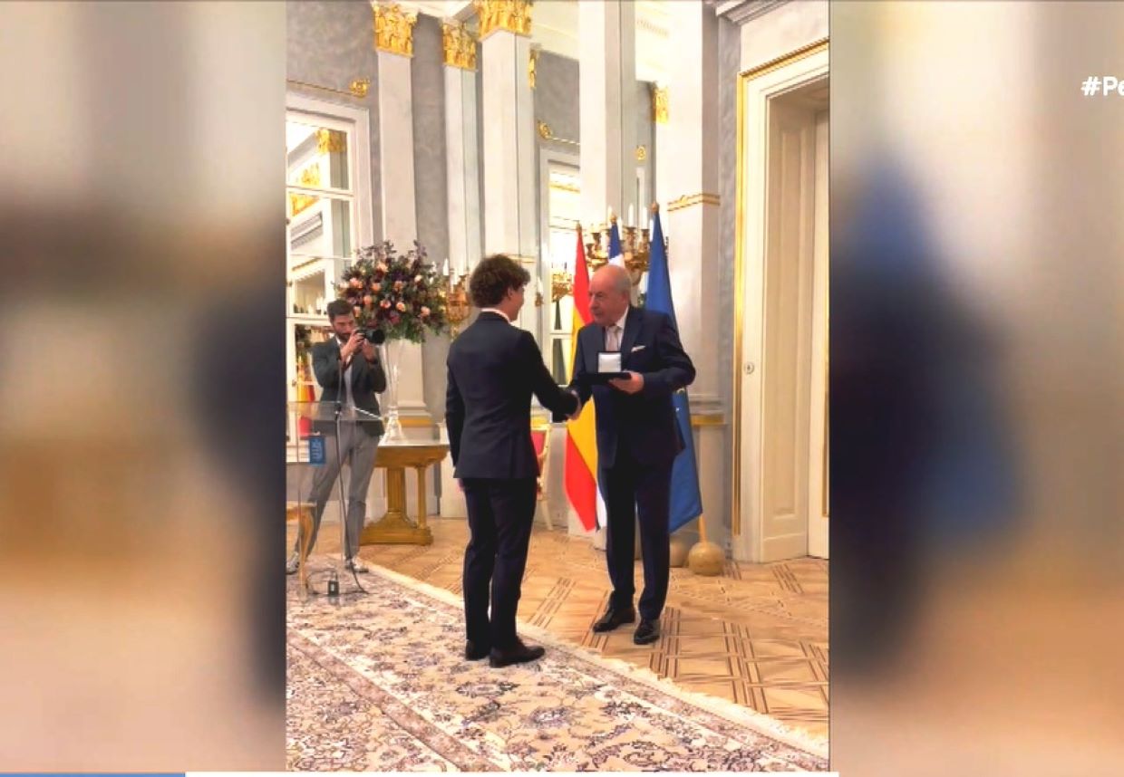 Χρυσό μετάλλιο τιμής στον σέρφερ που έσωσε από πνιγμό πατέρα και κόρη