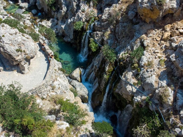 Ρέθυμνο: Χίλια κράνη για τους επισκέπτες του Κουρταλιώτικου φαραγγιού από τον ΟΦΥΠΕΚΑ